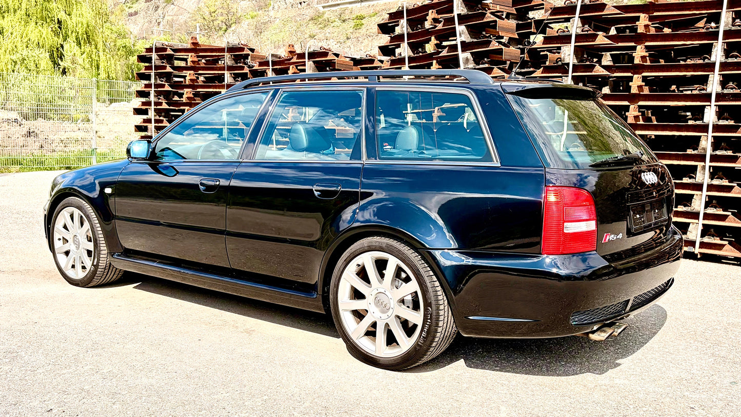 Audi RS4 Avant Quattro (2001)